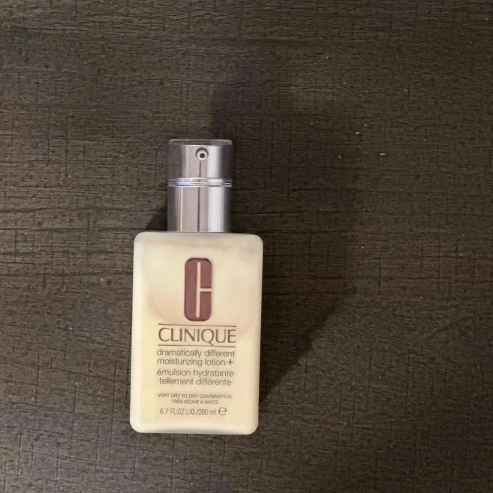 NWT $49 6.7oz Clinique Dramatically Different Moisturizing Face Lotion+Pump - Picture 9 of 9